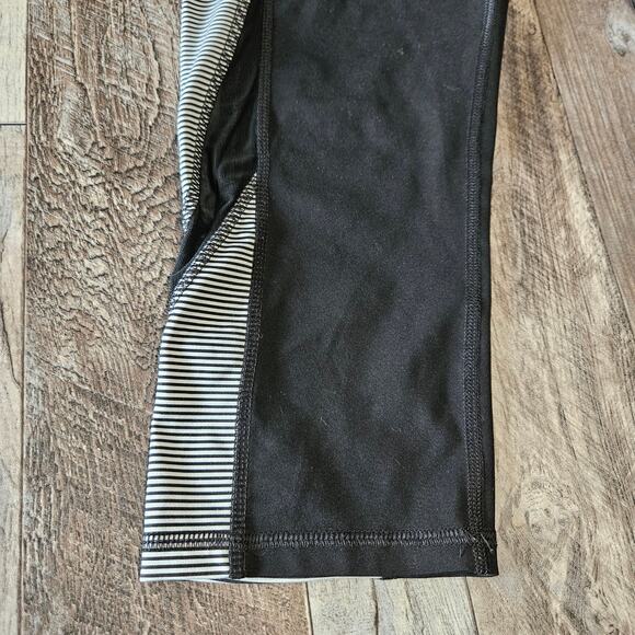 Champion Striped Leggings Size Medium Black White Capri Phone Side Pockets Mesh - Picture 8 of 9
